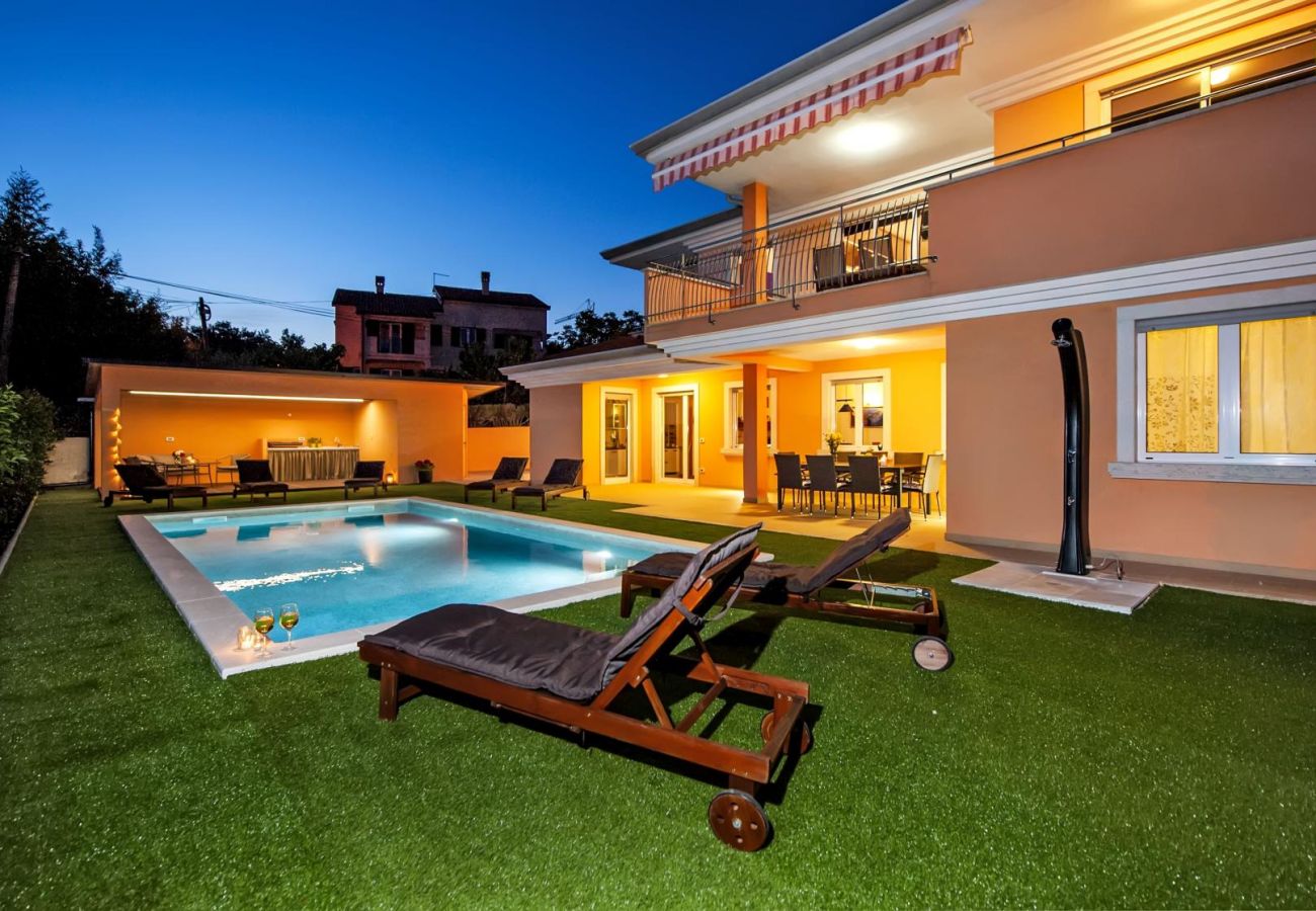 Villa in Rovinjsko Selo - Villa Sky near Rovinj for 10 people with private heated pool & children playground