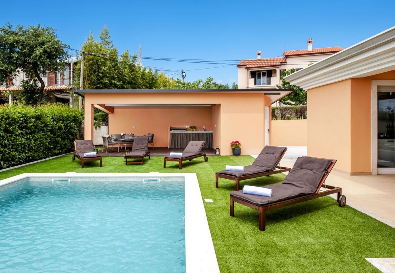 Villa in Rovinjsko Selo - Villa Sky near Rovinj for 10 people with private heated pool & children playground