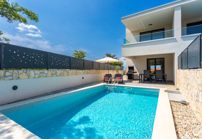 Villa in Malinska - Villa Larus on Island Krk for 6 people with sea view & only 500 m from the sea Villa in Malinska - Villa Larus on Island Krk for 6 people with sea view & only 500 m from the sea