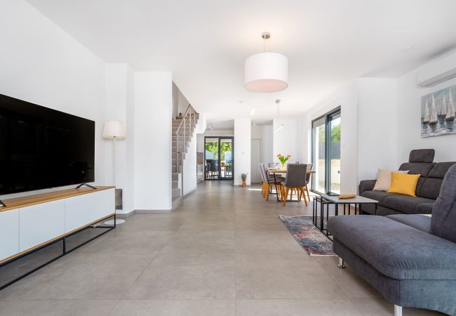 Villa in Malinska - Villa Larus on Island Krk for 6 people with sea view & only 500 m from the sea Villa in Malinska - Villa Larus on Island Krk for 6 people with sea view & only 500 m from the sea