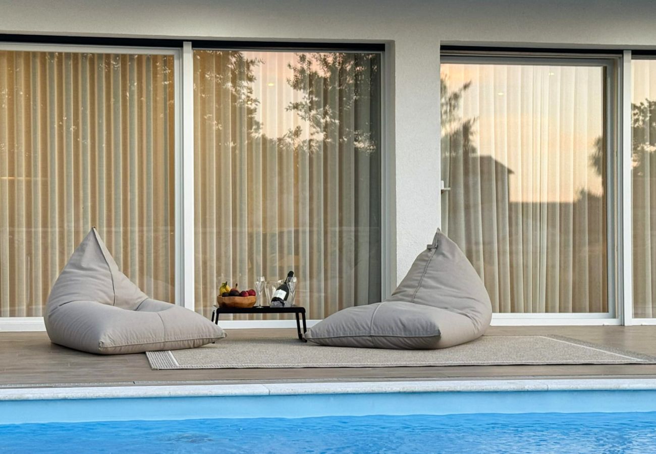 Villa in Bibici - Villa Nobel for 6 adults with private 40 m2 heated pool, outside bar & movie theatre - only for adults