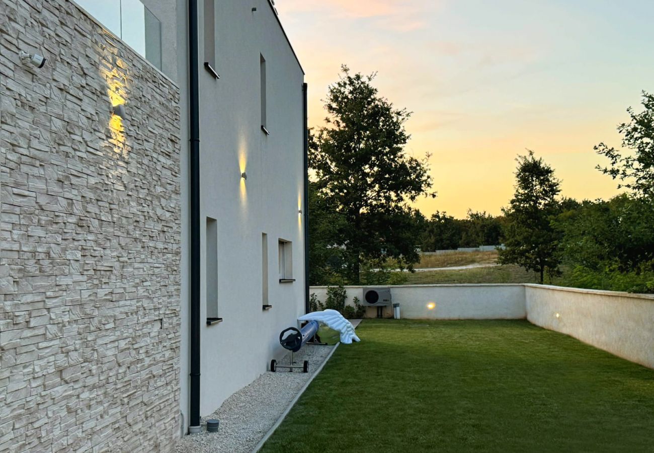 Villa in Bibici - Villa Nobel for 6 adults with private 40 m2 heated pool, outside bar & movie theatre - only for adults