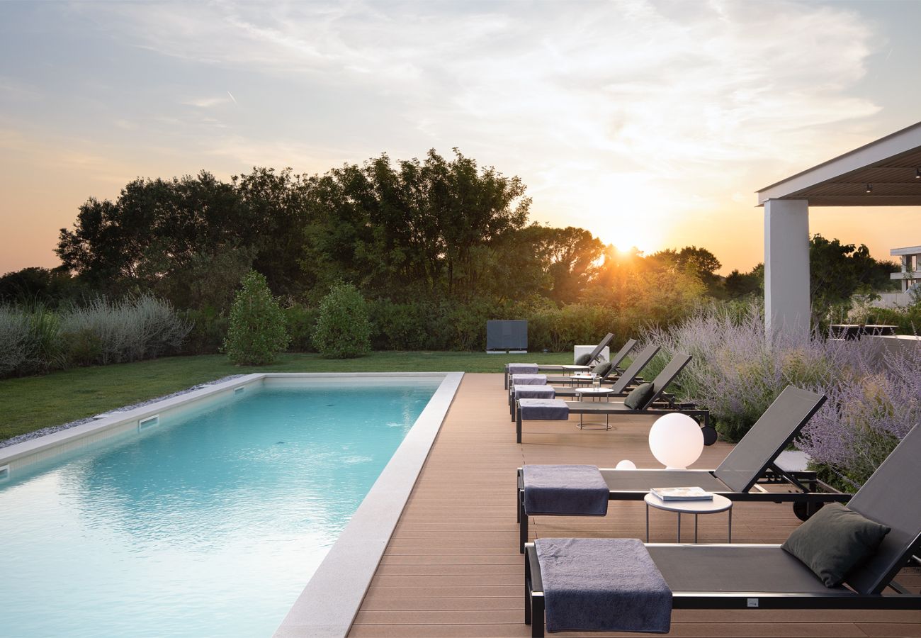 Villa in Vodnjan - Luxury Villa Puerto de Paz for 8 people near Fažana with 60 m2 private heated pool, sauna, mini golf & sea view
