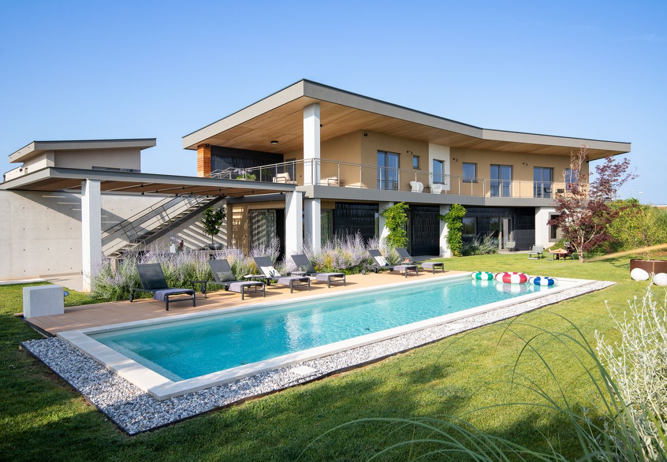 Villa in Vodnjan - Luxury Villa Puerto de Paz for 8 people near Fažana with 60 m2 private heated pool, sauna, mini golf & sea view