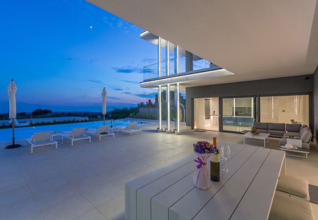 Villa in Valentici - Villa Gabrijela for 10 people near Novigrad with 66 m2 heated pool and sea view Villa in Valentici - Villa Gabrijela for 10 people near Novigrad with 66 m2 heated pool and sea view
