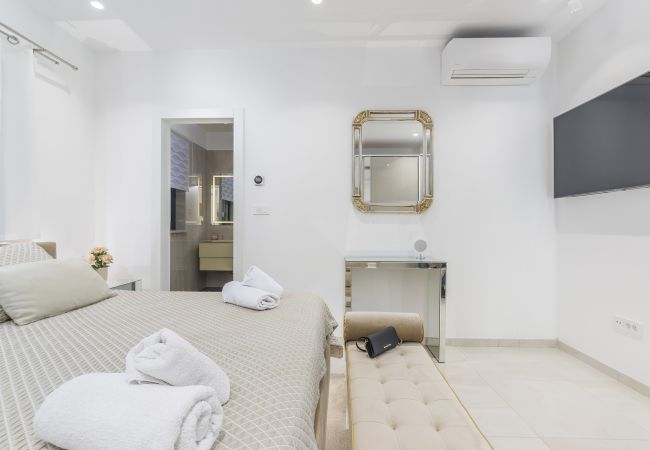 Villa in Valentici - Villa Sara for 10 people near Novigrad with sea view and salt- water pool Villa in Valentici - Villa Sara for 10 people near Novigrad with sea view and salt- water pool