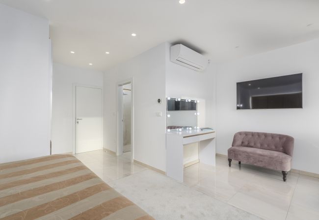 Villa in Valentici - Villa Sara for 10 people near Novigrad with sea view and salt- water pool Villa in Valentici - Villa Sara for 10 people near Novigrad with sea view and salt- water pool