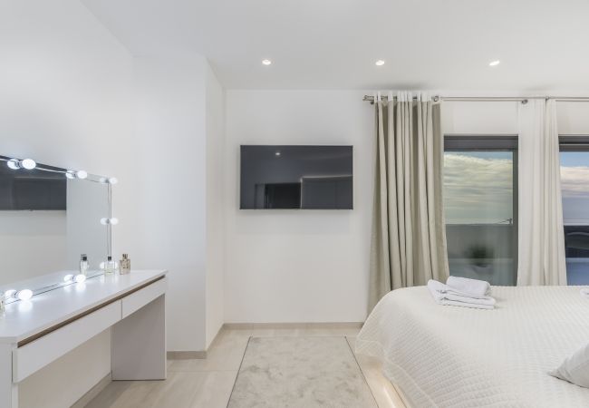 Villa in Valentici - Villa Sara for 10 people near Novigrad with sea view and salt- water pool Villa in Valentici - Villa Sara for 10 people near Novigrad with sea view and salt- water pool