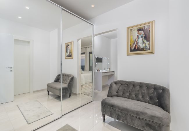 Villa in Valentici - Villa Sara for 10 people near Novigrad with sea view and salt- water pool Villa in Valentici - Villa Sara for 10 people near Novigrad with sea view and salt- water pool