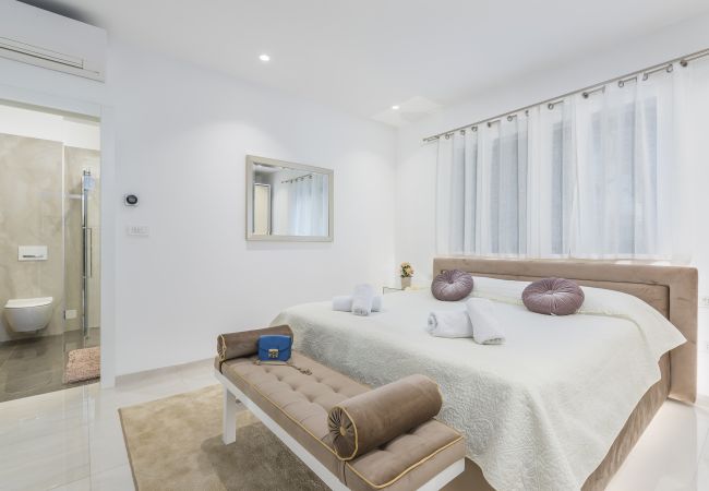 Villa in Valentici - Villa Sara for 10 people near Novigrad with sea view and salt- water pool Villa in Valentici - Villa Sara for 10 people near Novigrad with sea view and salt- water pool