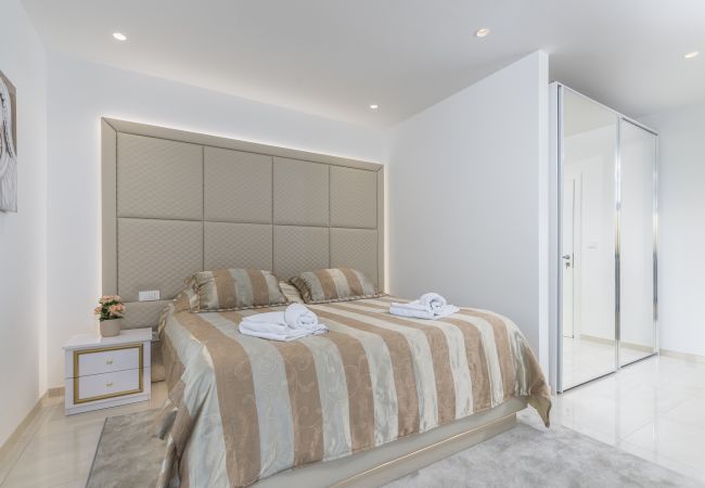 Villa in Valentici - Villa Sara for 10 people near Novigrad with sea view and salt- water pool Villa in Valentici - Villa Sara for 10 people near Novigrad with sea view and salt- water pool
