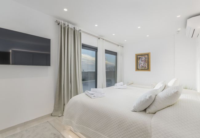 Villa in Valentici - Villa Sara for 10 people near Novigrad with sea view and salt- water pool Villa in Valentici - Villa Sara for 10 people near Novigrad with sea view and salt- water pool