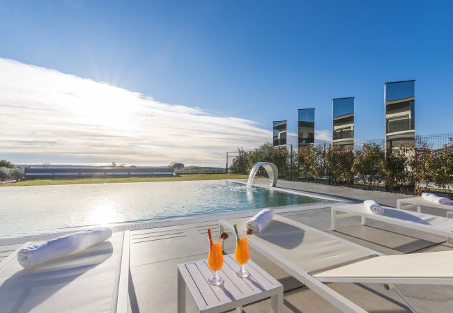 Villa in Valentici - Villa Sara for 10 people near Novigrad with sea view and salt- water pool Villa in Valentici - Villa Sara for 10 people near Novigrad with sea view and salt- water pool