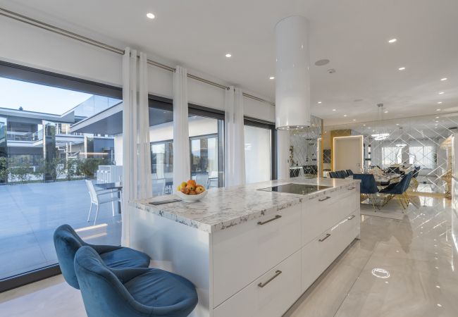 Villa in Valentici - Villa Sara for 10 people near Novigrad with sea view and salt- water pool Villa in Valentici - Villa Sara for 10 people near Novigrad with sea view and salt- water pool
