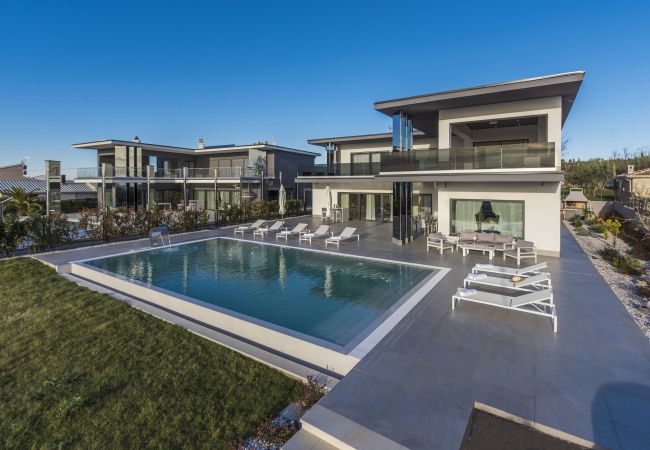 Villa in Valentici - Villa Sara for 10 people near Novigrad with sea view and salt- water pool Villa in Valentici - Villa Sara for 10 people near Novigrad with sea view and salt- water pool