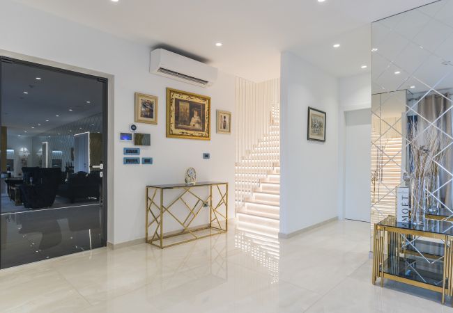 Villa in Valentici - Villa Sara for 10 people near Novigrad with sea view and salt- water pool Villa in Valentici - Villa Sara for 10 people near Novigrad with sea view and salt- water pool