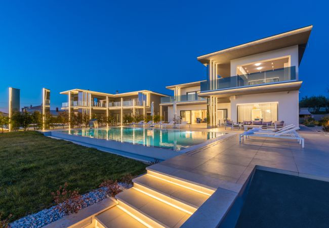 Villa in Valentici - Villa Sara for 10 people near Novigrad with sea view and salt- water pool Villa in Valentici - Villa Sara for 10 people near Novigrad with sea view and salt- water pool