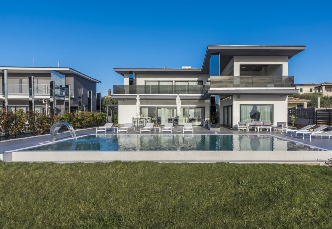 Villa in Valentici - Villa Sara for 10 people near Novigrad with sea view and salt- water pool Villa in Valentici - Villa Sara for 10 people near Novigrad with sea view and salt- water pool