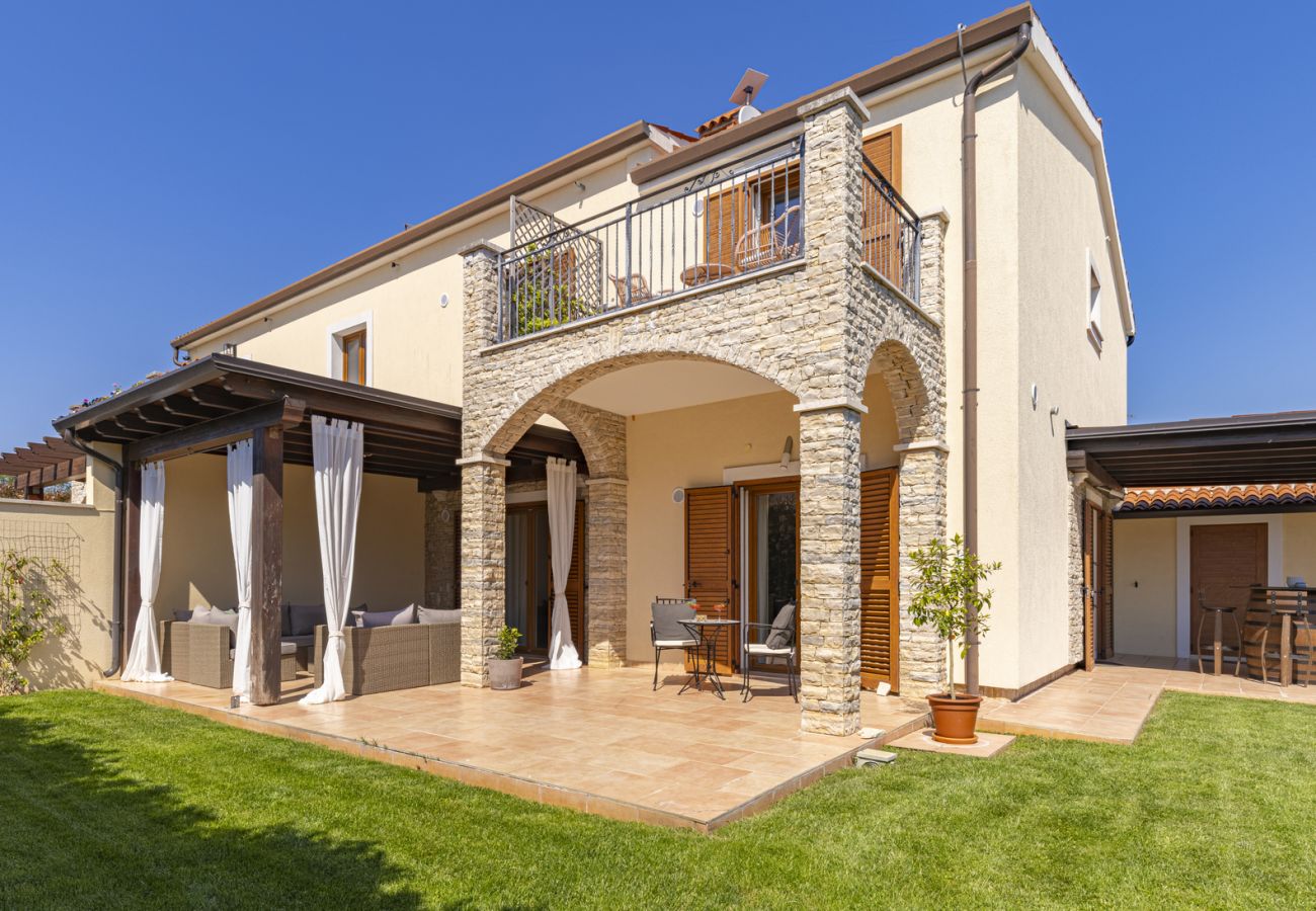 Villa in Sveta Marija na Krasu - Villa Giardino Verde for 8 people near Umag with private pool