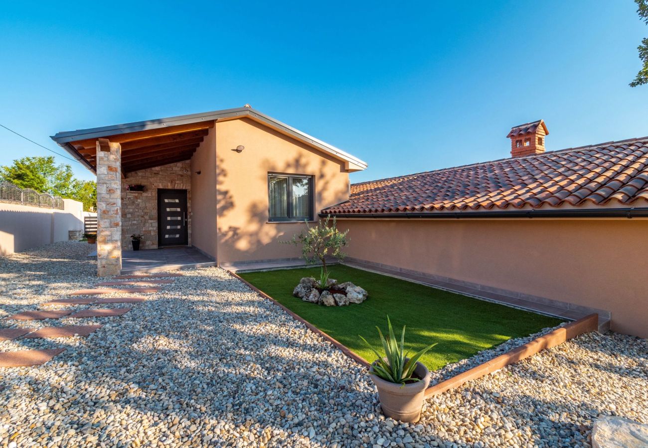 Villa in Šarici - Villa Gloria for 6 people with private pool and children playground