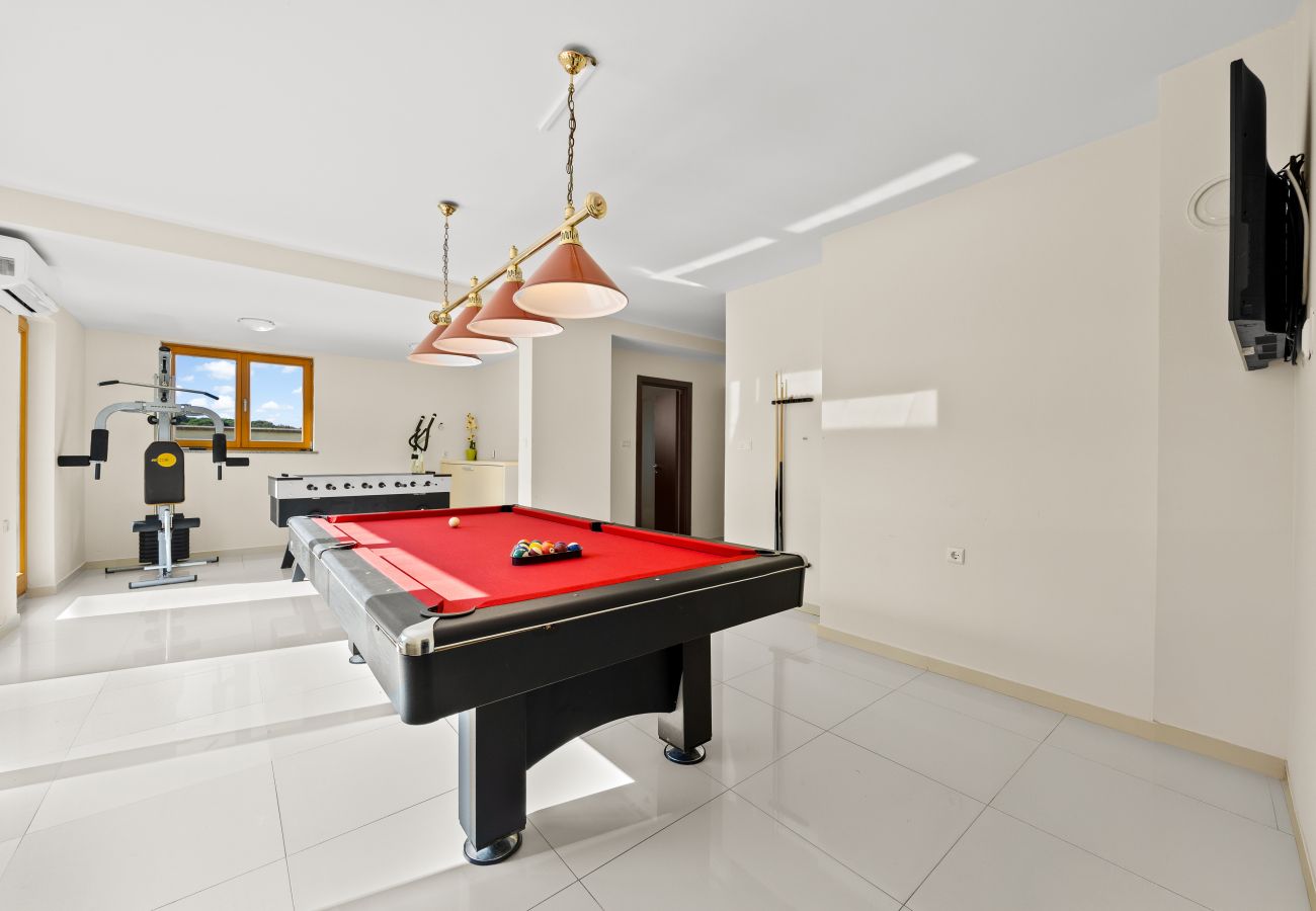 Villa in Fažana - Villa Palatium for 14 people in Fažana with sauna & jacuzzi only 800 meters from the beach Villa in Fažana - Villa Palatium for 14 people in Fažana with sauna & jacuzzi only 800 meters from the beach