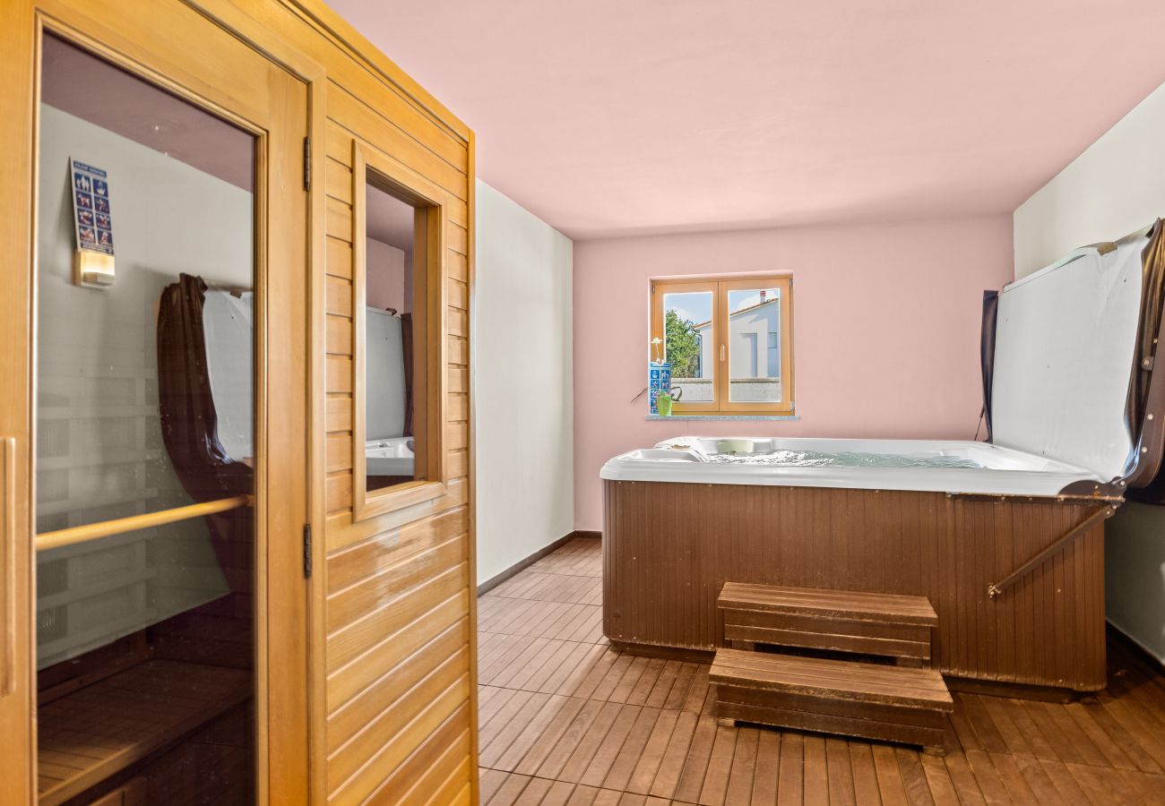 Villa in Fažana - Villa Palatium for 14 people in Fažana with sauna & jacuzzi only 800 meters from the beach Villa in Fažana - Villa Palatium for 14 people in Fažana with sauna & jacuzzi only 800 meters from the beach