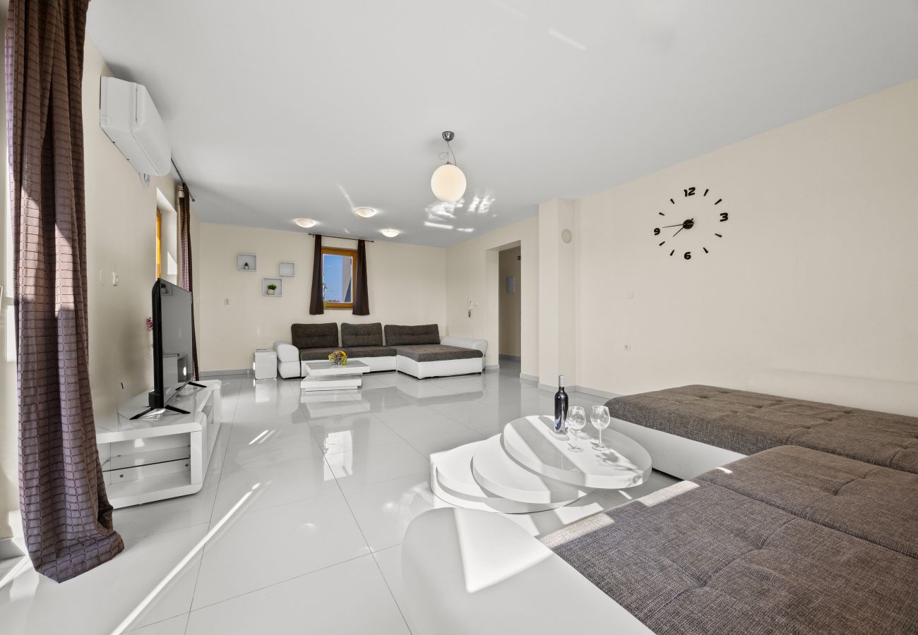 Villa in Fažana - Villa Palatium for 14 people in Fažana with sauna & jacuzzi only 800 meters from the beach Villa in Fažana - Villa Palatium for 14 people in Fažana with sauna & jacuzzi only 800 meters from the beach