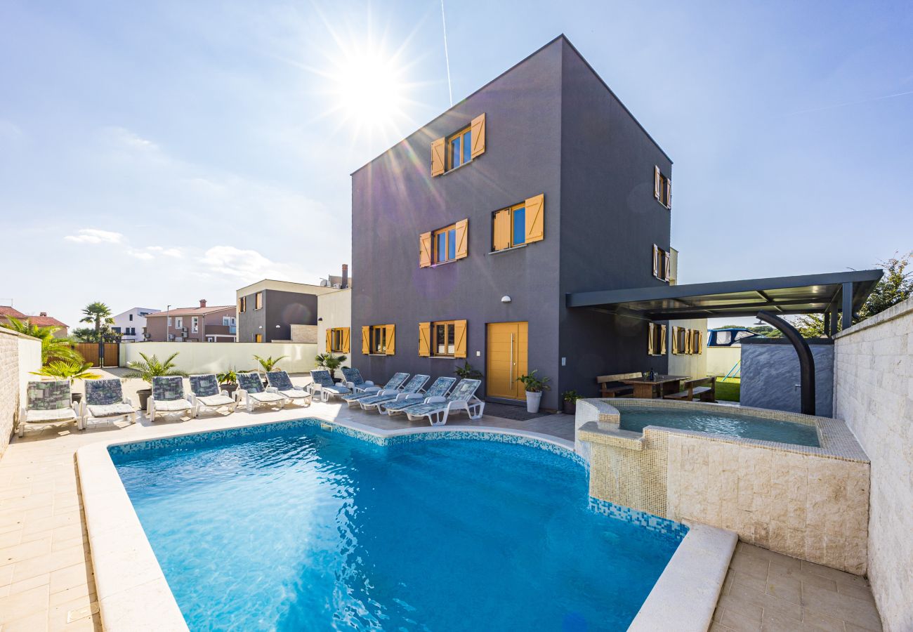 Villa in Fažana - Villa Palatium for 14 people in Fažana with sauna & jacuzzi only 800 meters from the beach Villa in Fažana - Villa Palatium for 14 people in Fažana with sauna & jacuzzi only 800 meters from the beach