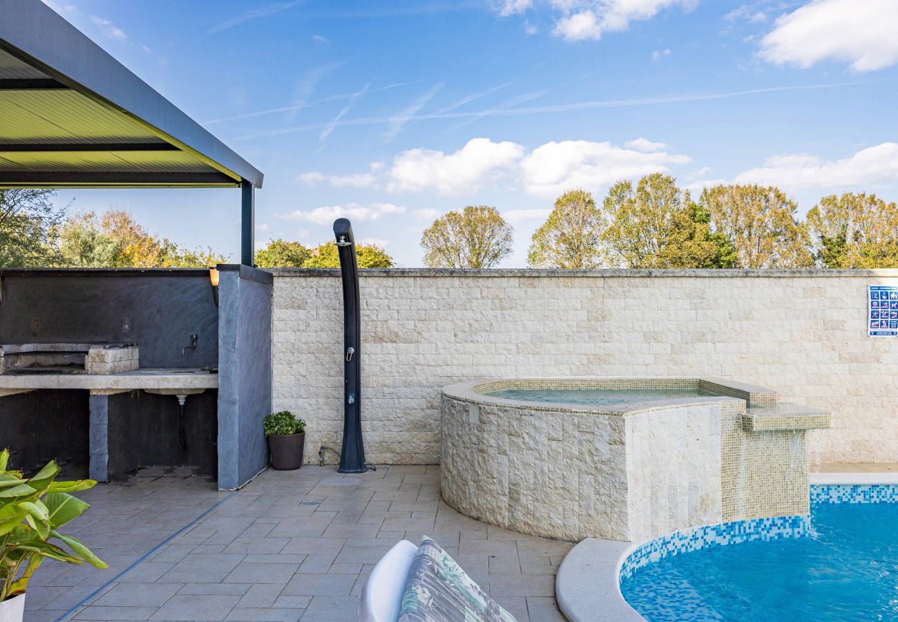Villa in Fažana - Villa Palatium for 14 people in Fažana with sauna & jacuzzi only 800 meters from the beach Villa in Fažana - Villa Palatium for 14 people in Fažana with sauna & jacuzzi only 800 meters from the beach