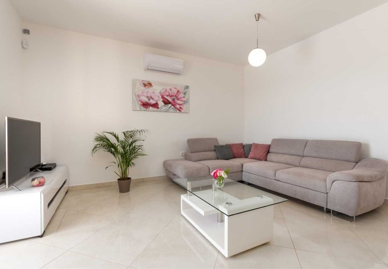 Villa in Divšici - Villa Karla near Pula for 8 persons with private pool, kids playground & pet friendly