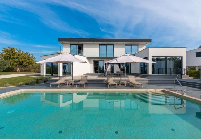 Villa in Deklici - Villa Nura for 8 persons near Poreč with 36 m2 heated pool, with sauna & sea view 