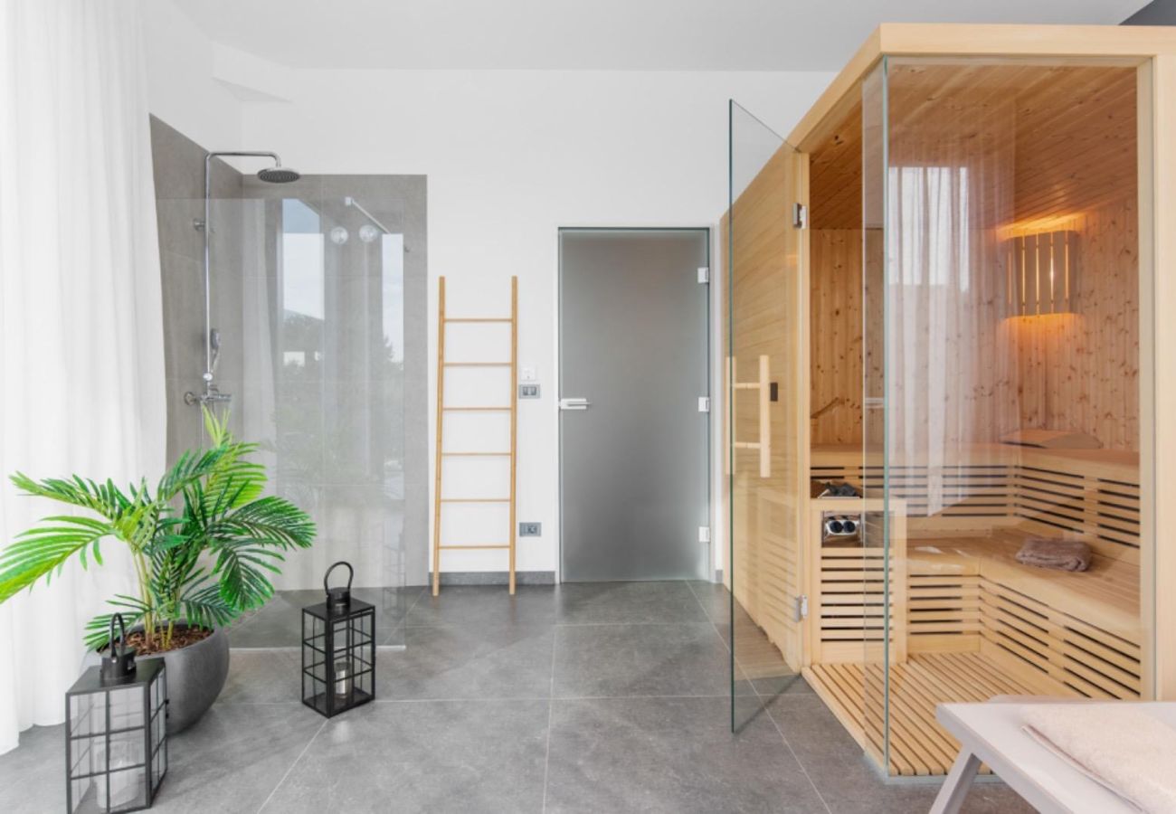 Villa in Deklici - Villa Nura for 8 persons near Poreč with 36 m2 heated pool, with sauna & sea view 