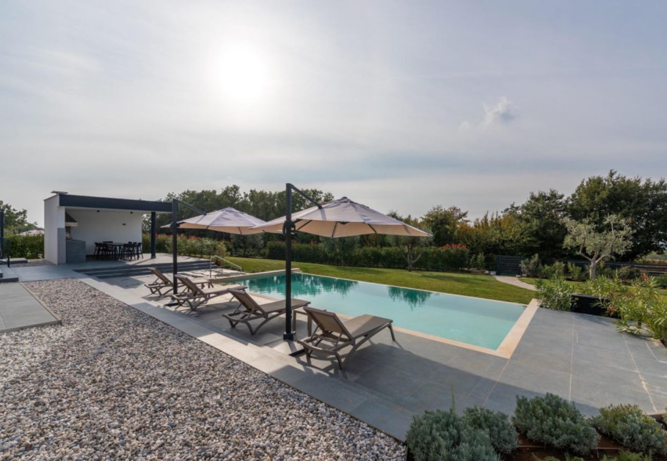Villa in Deklici - Villa Nura for 8 persons near Poreč with 36 m2 heated pool, with sauna & sea view 