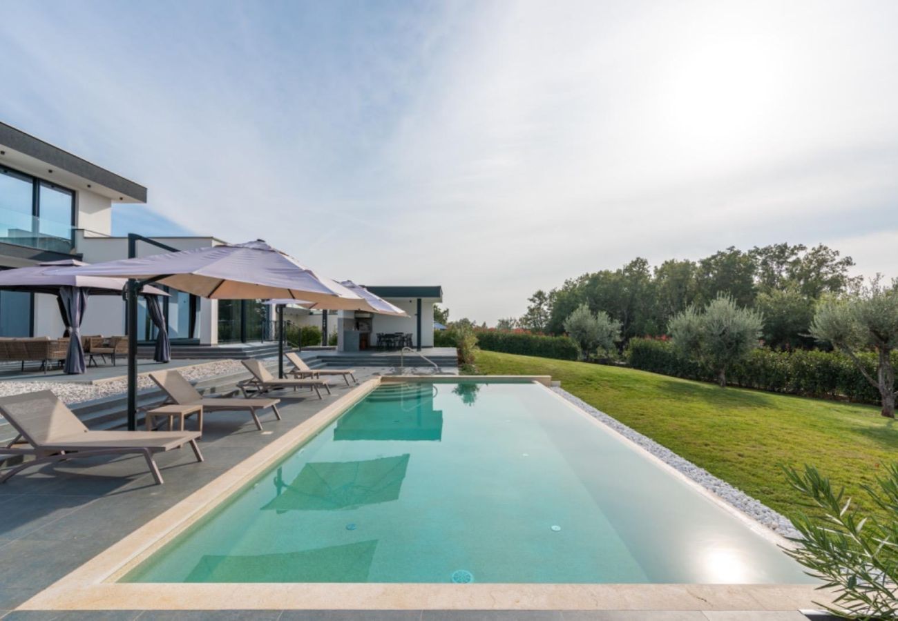 Villa in Deklici - Villa Nura for 8 persons near Poreč with 36 m2 heated pool, with sauna & sea view 