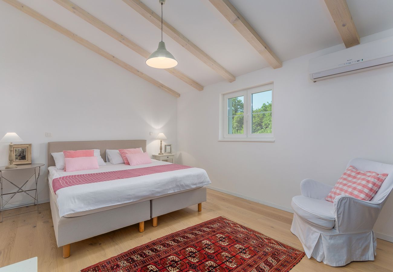 Villa in Modrušani - Villa Tre Colonne for 10 persons in Central Istria with 60 m2 private pool & sauna 