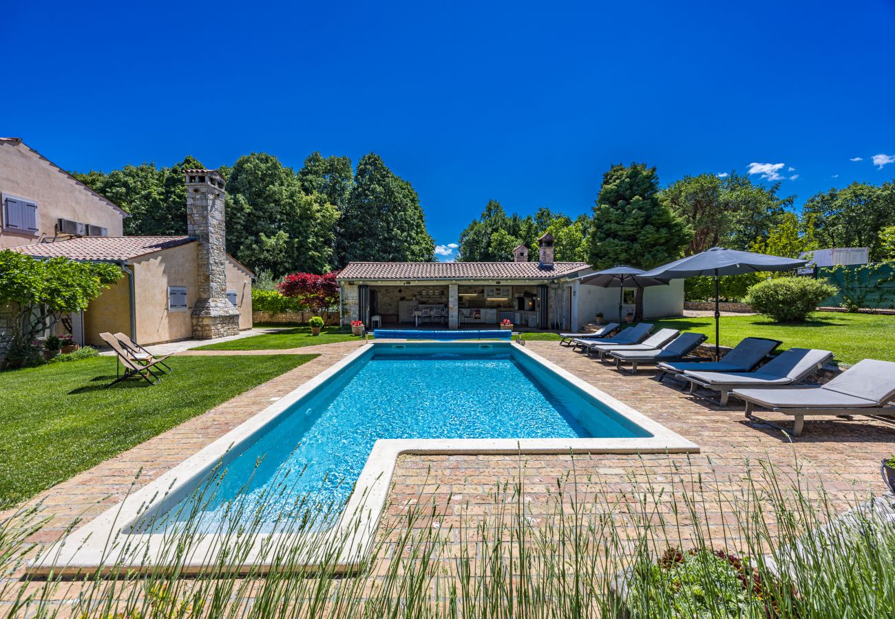 Villa in Prodol - Villa Lipa for 8 persons near Pula with 41 m2 heated pool, beautiful garden, sauna & kids playground