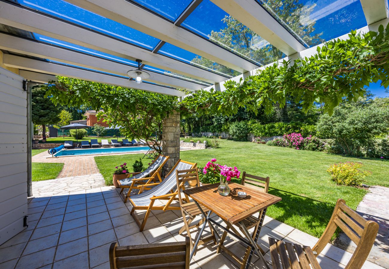 Villa in Prodol - Villa Lipa for 8 persons near Pula with 41 m2 heated pool, beautiful garden, sauna & kids playground