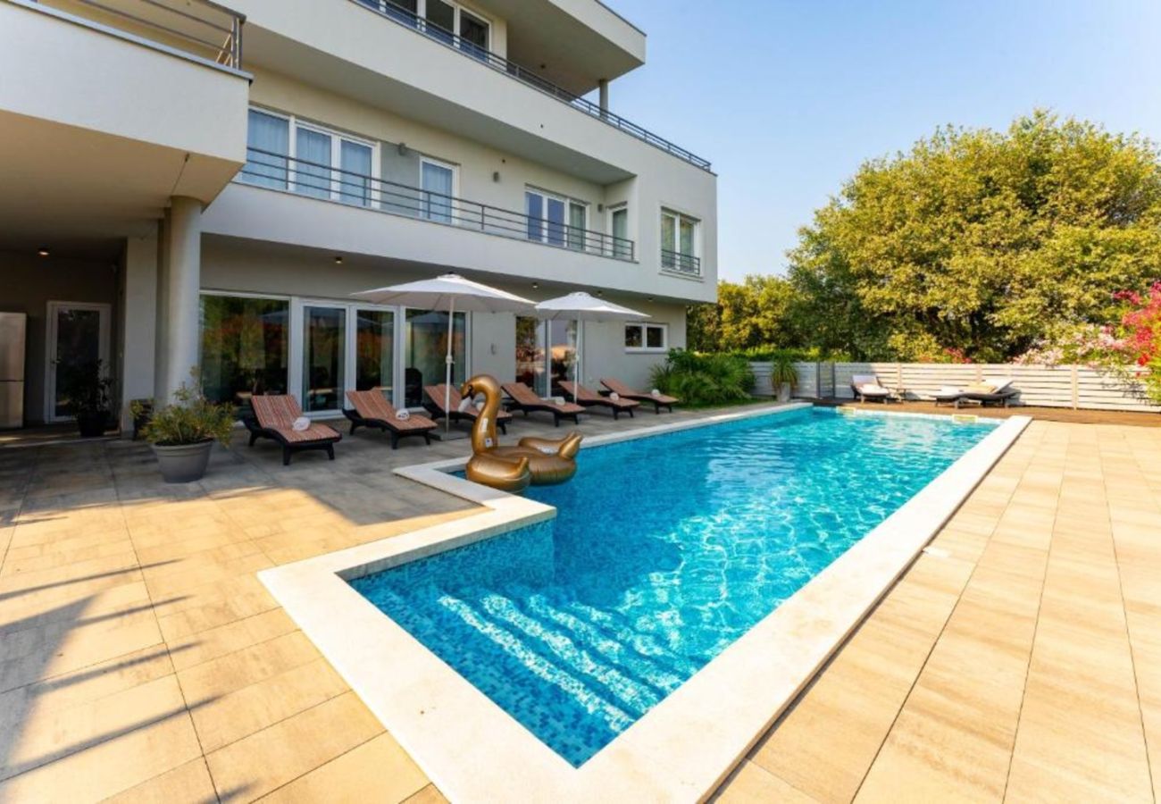 Villa in Medulin - Villa Chillax in Medulin for 10 people with 47 m2 private pool, jacuzzi & sea view - only 400 meters from beach