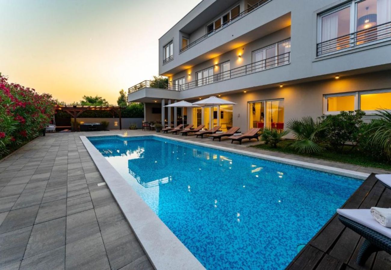 Villa in Medulin - Villa Chillax in Medulin for 10 people with 47 m2 private pool, jacuzzi & sea view - only 400 meters from beach