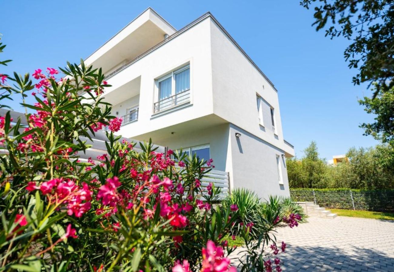 Villa in Medulin - Villa Chillax in Medulin for 10 people with 47 m2 private pool, jacuzzi & sea view - only 400 meters from beach