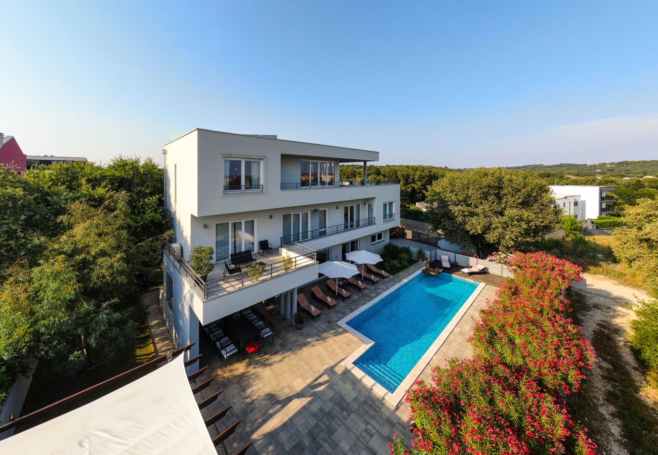 Villa in Medulin - Villa Chillax in Medulin for 10 people with 47 m2 private pool, jacuzzi & sea view - only 400 meters from beach