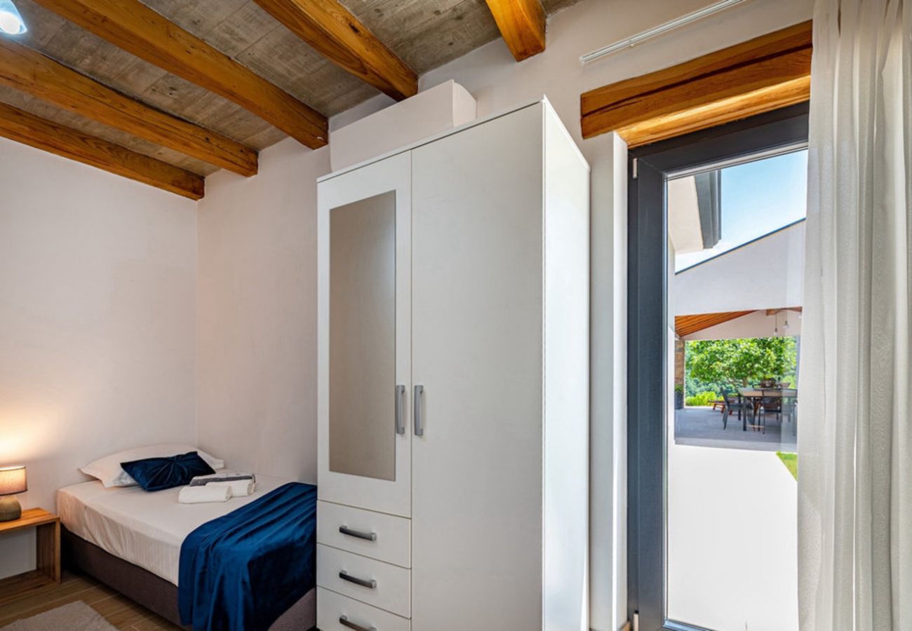 Villa in Kašcerga - Villa Padova for 12 persons near Motovun with 84 m2 infinity pool with panoramic view & beautiful garden