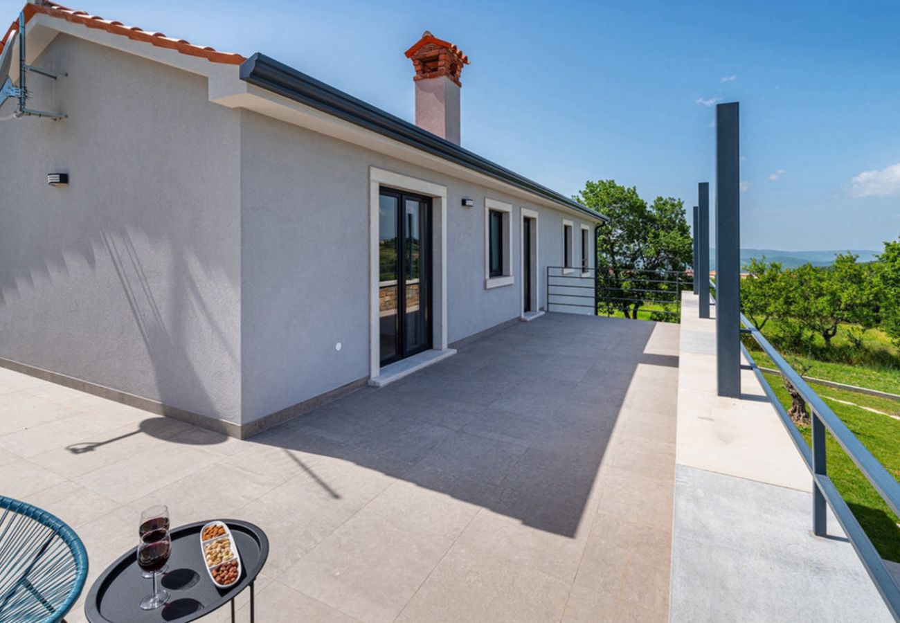 Villa in Kašcerga - Villa Padova for 12 persons near Motovun with 84 m2 infinity pool with panoramic view & beautiful garden