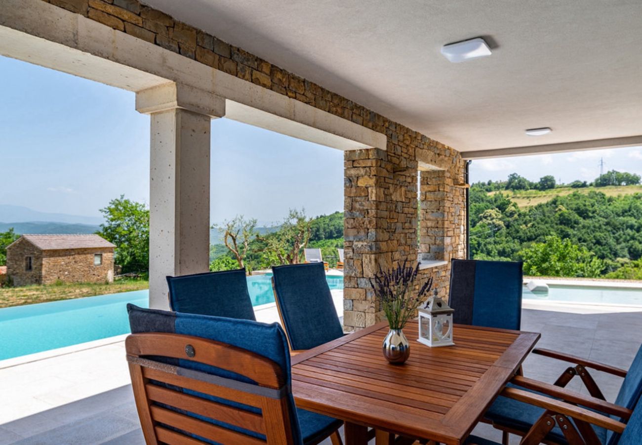 Villa in Kašcerga - Villa Padova for 12 persons near Motovun with 84 m2 infinity pool with panoramic view & beautiful garden