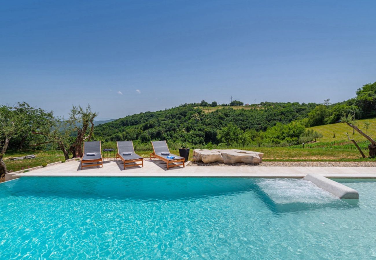 Villa in Kašcerga - Villa Padova for 12 persons near Motovun with 84 m2 infinity pool with panoramic view & beautiful garden