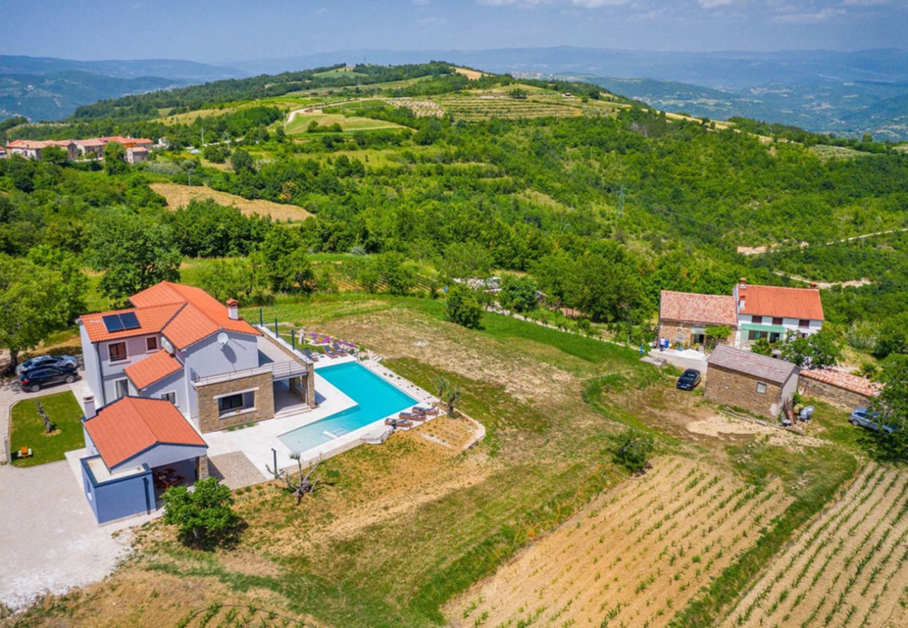 Villa in Kašcerga - Villa Padova for 12 persons near Motovun with 84 m2 infinity pool with panoramic view & beautiful garden