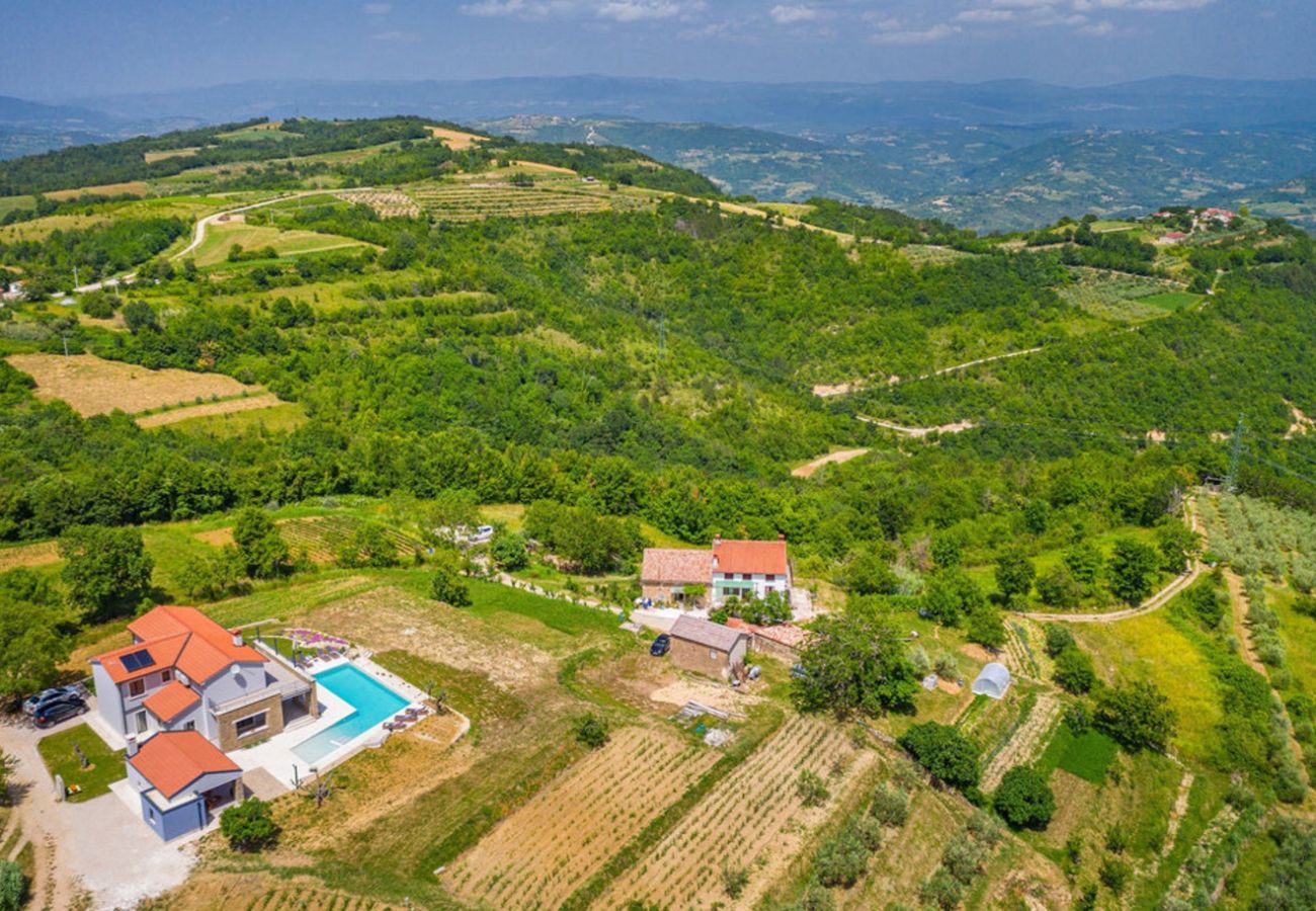 Villa in Kašcerga - Villa Padova for 12 persons near Motovun with 84 m2 infinity pool with panoramic view & beautiful garden