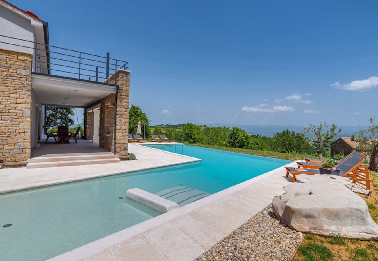 Villa in Kašcerga - Villa Padova for 12 persons near Motovun with 84 m2 infinity pool with panoramic view & beautiful garden