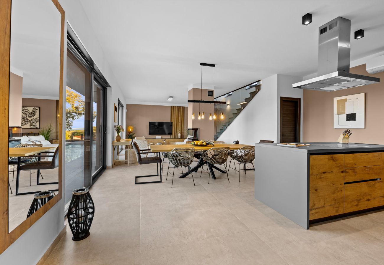 Villa in Ližnjan - Casa Carla near Medulin for 10 persons with 48 m2 heated pool and beautiful sea view - pet friendly