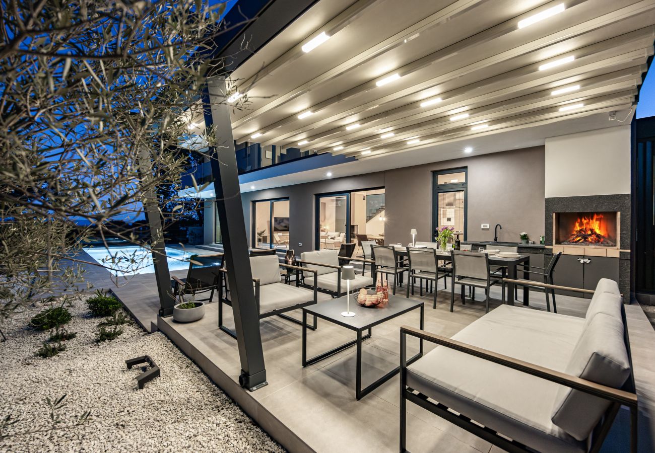 Villa in Ližnjan - Casa Carla near Medulin for 10 persons with 48 m2 heated pool and beautiful sea view - pet friendly